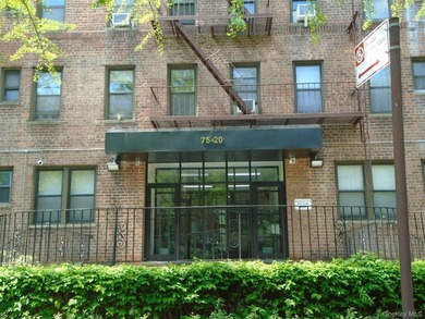 Bright and Crisp Top Floor (6th FL) Corner Studio. Featuring - photo 1
