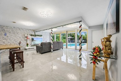 Welcome to paradise. East Hollywood's most desirable zip code - photo 12