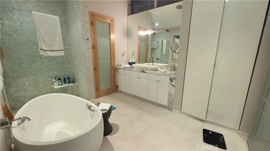 Panoramic Catalina Island views from this turn-key, SINGLE-LEVEL - photo 19