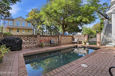 Experience Lowcountry luxury in this beautiful Beaufort, SC home - photo 1