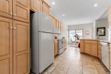 Welcome to effortless living in the desirable River Park Villas! - photo 12