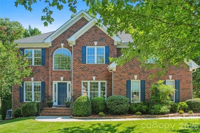 A GEM in the heart of the highly sought-after golf course - photo 1