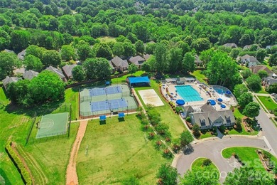A GEM in the heart of the highly sought-after golf course - photo 2