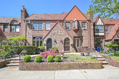 Beautifully maintained attached brick Tudor in a prime Fresh - photo 1