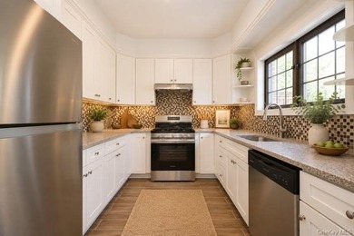 Beautifully maintained attached brick Tudor in a prime Fresh - photo 3
