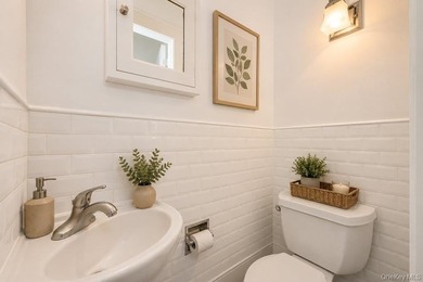 Beautifully maintained attached brick Tudor in a prime Fresh - photo 9