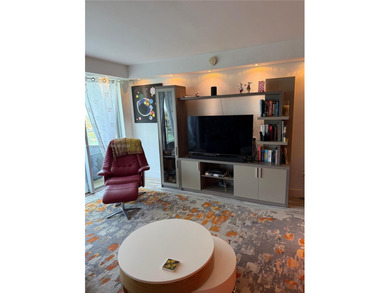 Wake up to breathtaking, unobstructed Intracoastal and Miami