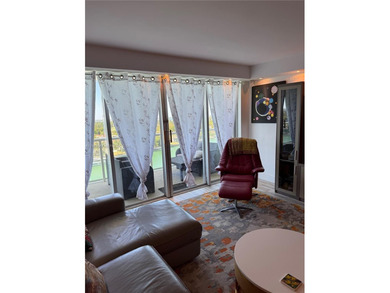 Wake up to breathtaking, unobstructed Intracoastal and Miami