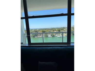 Wake up to breathtaking, unobstructed Intracoastal and Miami