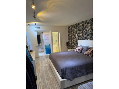 Wake up to breathtaking, unobstructed Intracoastal and Miami