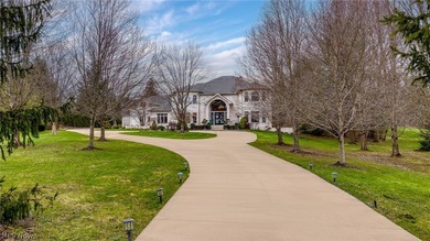 Situated on a beautiful private cul-de-sac in Moreland Hills - photo 2