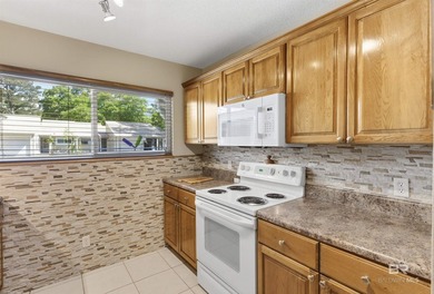 Welcome to this spacious 2-bedroom, 2-bathroom ground-floor - photo 5