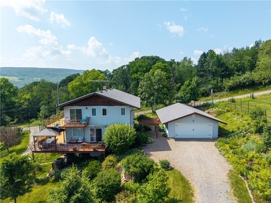 Welcome to this exceptional second-owner custom chalet-style - photo 1