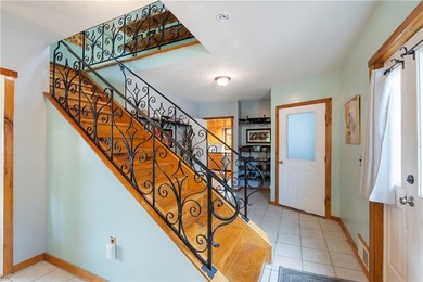 Welcome to this exceptional second-owner custom chalet-style - photo 2