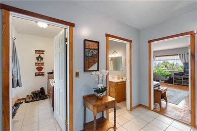 Welcome to this exceptional second-owner custom chalet-style - photo 3