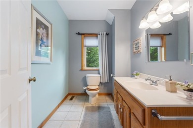 Welcome to this exceptional second-owner custom chalet-style - photo 4