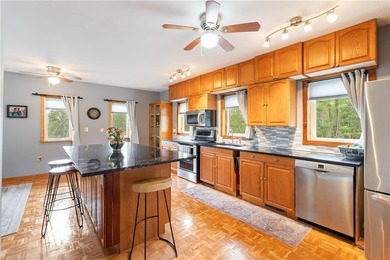 Welcome to this exceptional second-owner custom chalet-style - photo 6