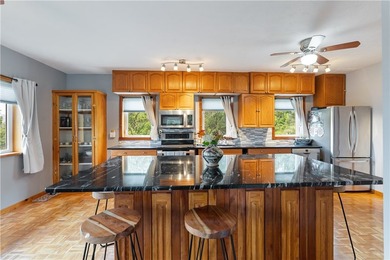 Welcome to this exceptional second-owner custom chalet-style - photo 7