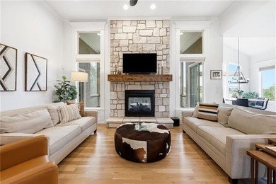 RARE OPPORTUNITY & PREMIER LOCATION! This stunning four-bedroom - photo 12