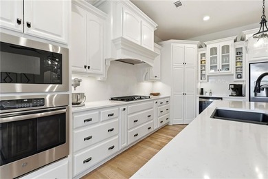 RARE OPPORTUNITY & PREMIER LOCATION! This stunning four-bedroom - photo 19