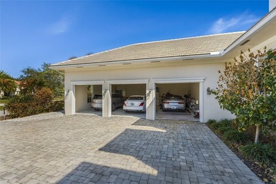 Custom-built in 2019, this stunning CBS golf course estate in - photo 4