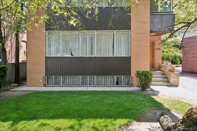 Prime Riverdale Single-Family Home | 5 Bedrooms | Driveway | - photo 2