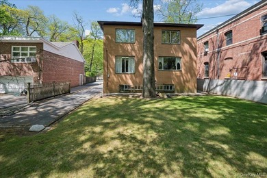 Prime Riverdale Single-Family Home | 5 Bedrooms | Driveway | - photo 4