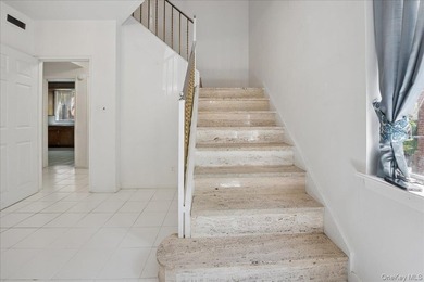 Prime Riverdale Single-Family Home | 5 Bedrooms | Driveway | - photo 6