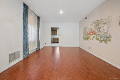 Prime Riverdale Single-Family Home | 5 Bedrooms | Driveway | - photo 10