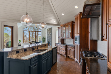 Refined Lakeside Living in this Exceptional Custom Built Home - photo 15