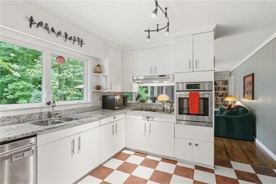 FLAWLESSLY updated 4 sided brick ranch on a GORGEOUS level lot - photo 9