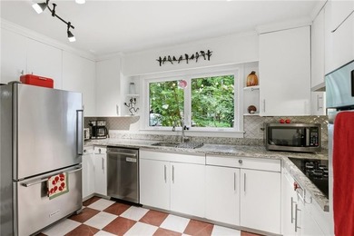 FLAWLESSLY updated 4 sided brick ranch on a GORGEOUS level lot - photo 10