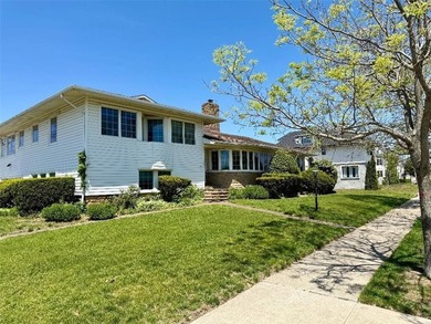 This expansive 7-bedroom, 4-bathroom home offers the perfect - photo 3