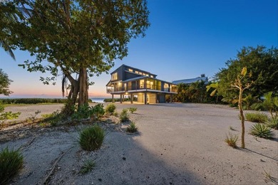 Stunning oceanfront home. This 4-bedroom, 3-bathroom home is a - photo 14