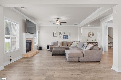 New price! Welcome home to this exceptional 5-bedroom, 4-bath - photo 4