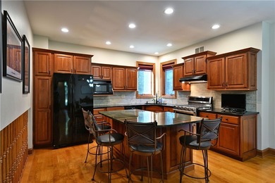 High quality craftmanship and custom design highlight this - photo 10
