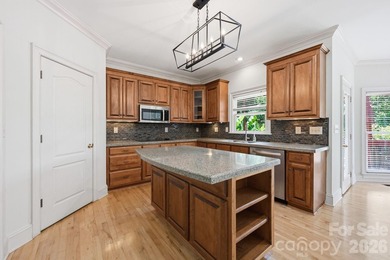 This meticulously maintained home on the 13th hole of Lake - photo 10