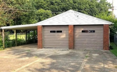 Completely remodeled in 2021 and move-in ready! This beautifully - photo 2