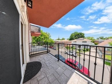 Rare Boutique Duplex Condo in Prime Queens! Offering an - photo 13