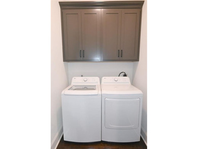 Better than new! Perfectly situated on a quiet cul-de-sac lot & - photo 18