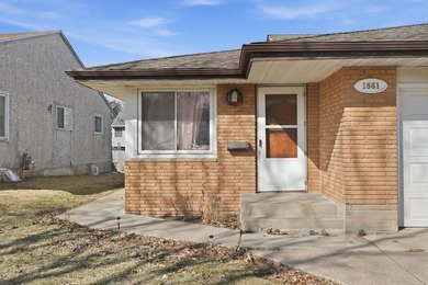 Nice twin home situated on a large corner lot, ideal for - photo 1