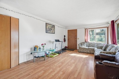 Nice twin home situated on a large corner lot, ideal for - photo 4