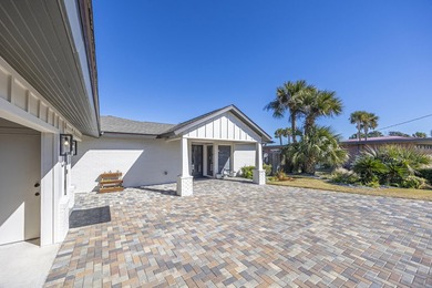 Stunning Newly Renovated Waterfront Coastal Retreat, Just - photo 7