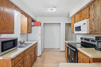 Nice twin home situated on a large corner lot, ideal for - photo 7
