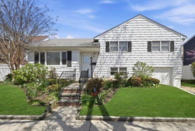 Enjoy the best of the LONG BEACH LIFESTYLE in this SPACIOUS - photo 1
