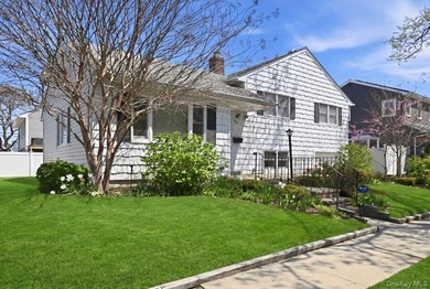Enjoy the best of the LONG BEACH LIFESTYLE in this SPACIOUS - photo 3