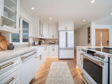 Welcome to 50 Eono Place where refined design meets the - photo 12