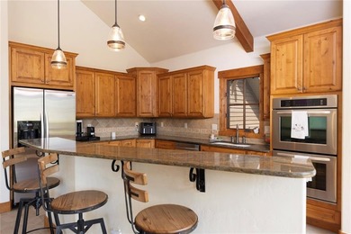 Excellent condition Fox Valley residence at The Raven, featuring - photo 12
