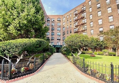 PARK MANOR CONDOMINIUM. One of a Kind CONDO, fully renovated - photo 2