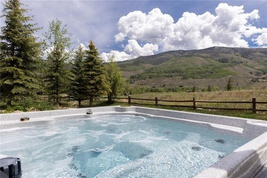 Excellent condition Fox Valley residence at The Raven, featuring - photo 22